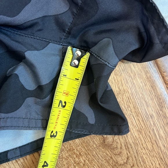 OLD NAVY Active Go-Dry Camo Shorts Size Medium - Picture 7 of 9